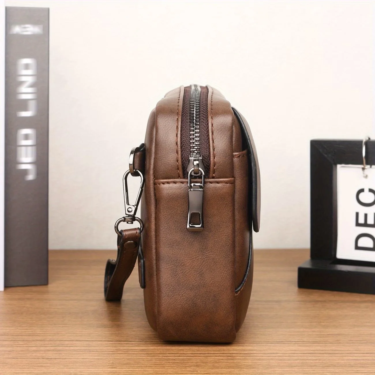 حقيبة يد رجالية عصرية، خفيفة وعملية للاستخدام اليومي.