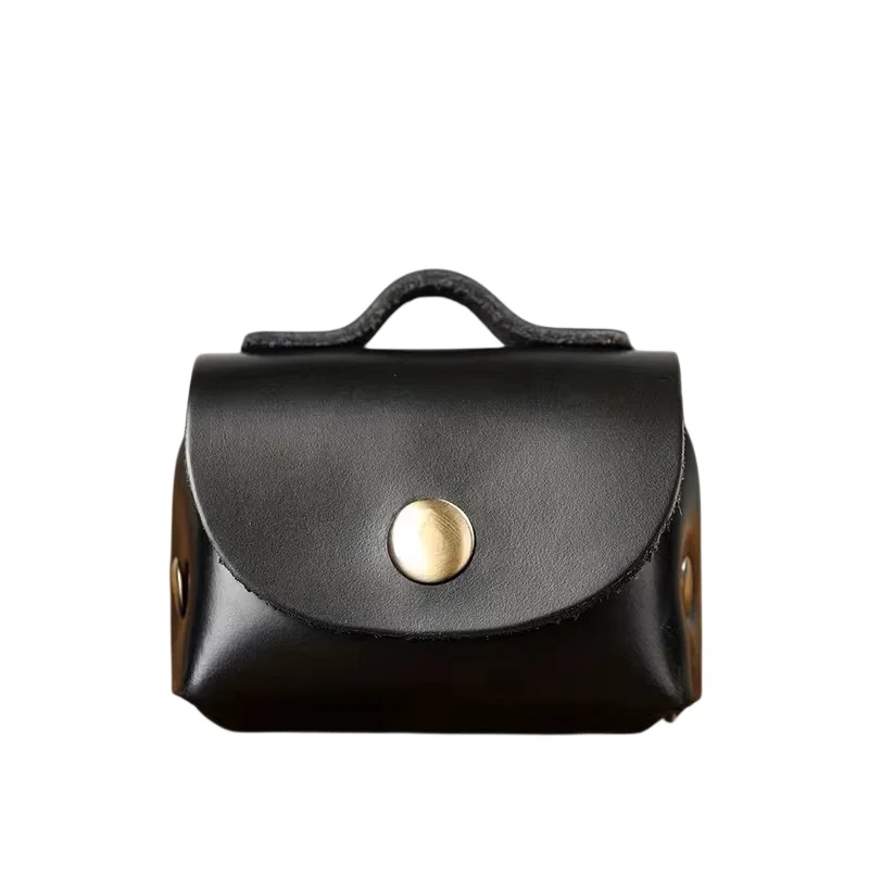 محفظة صغيرة للرجال من الجلد الطبيعي، عملية لحفظ النقود والسماعات والأغراض الصغيرة.