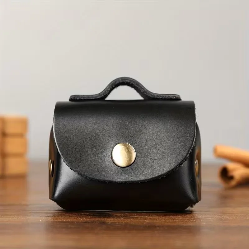 محفظة صغيرة للرجال من الجلد الطبيعي، عملية لحفظ النقود والسماعات والأغراض الصغيرة.