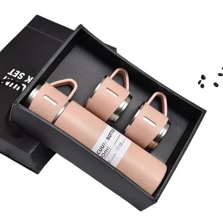 مطارة مع فنجان