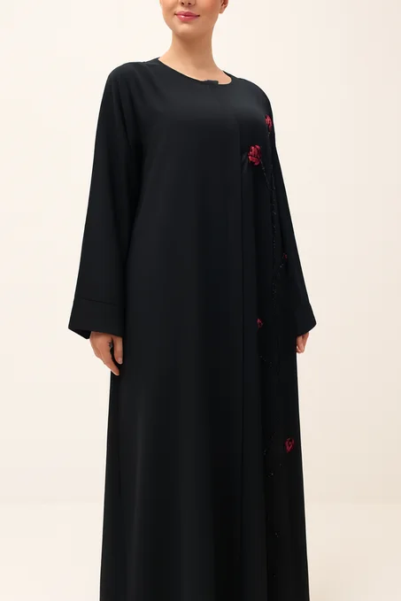 عباية محتشمة بتطريز جانبي أنيق – لمسة فنية