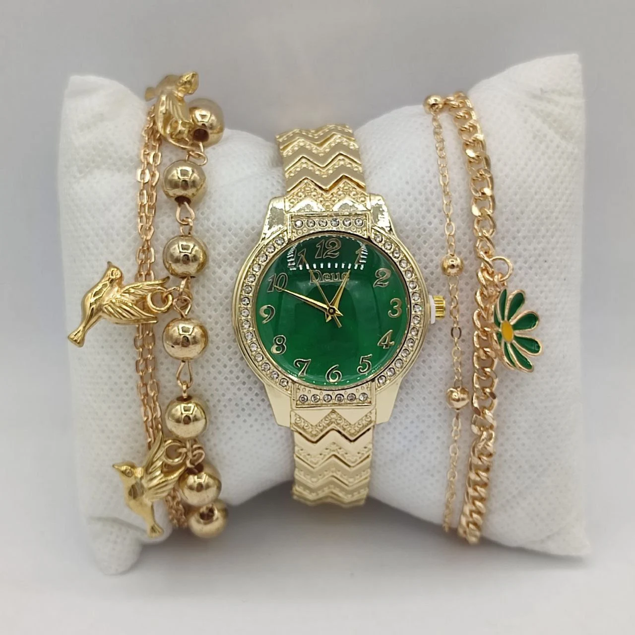 ساعة يد ذهبية مع خلفية ملونة وأساور أنثوية