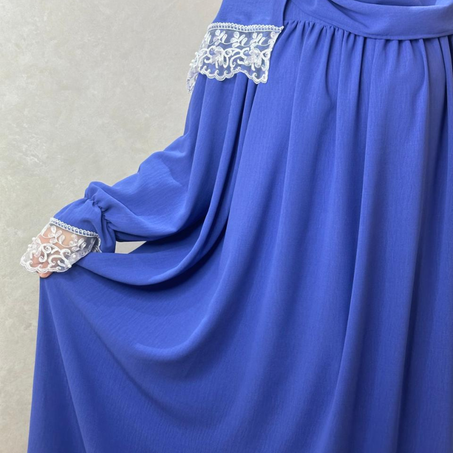 abaya bleu avec dentelle blanche