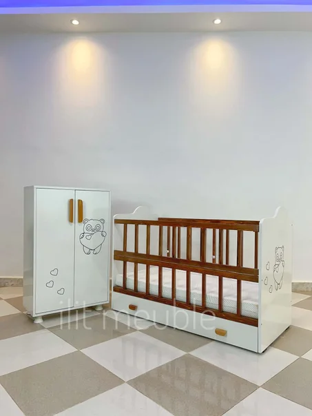 lit de bébé en bois rouge avec armoire