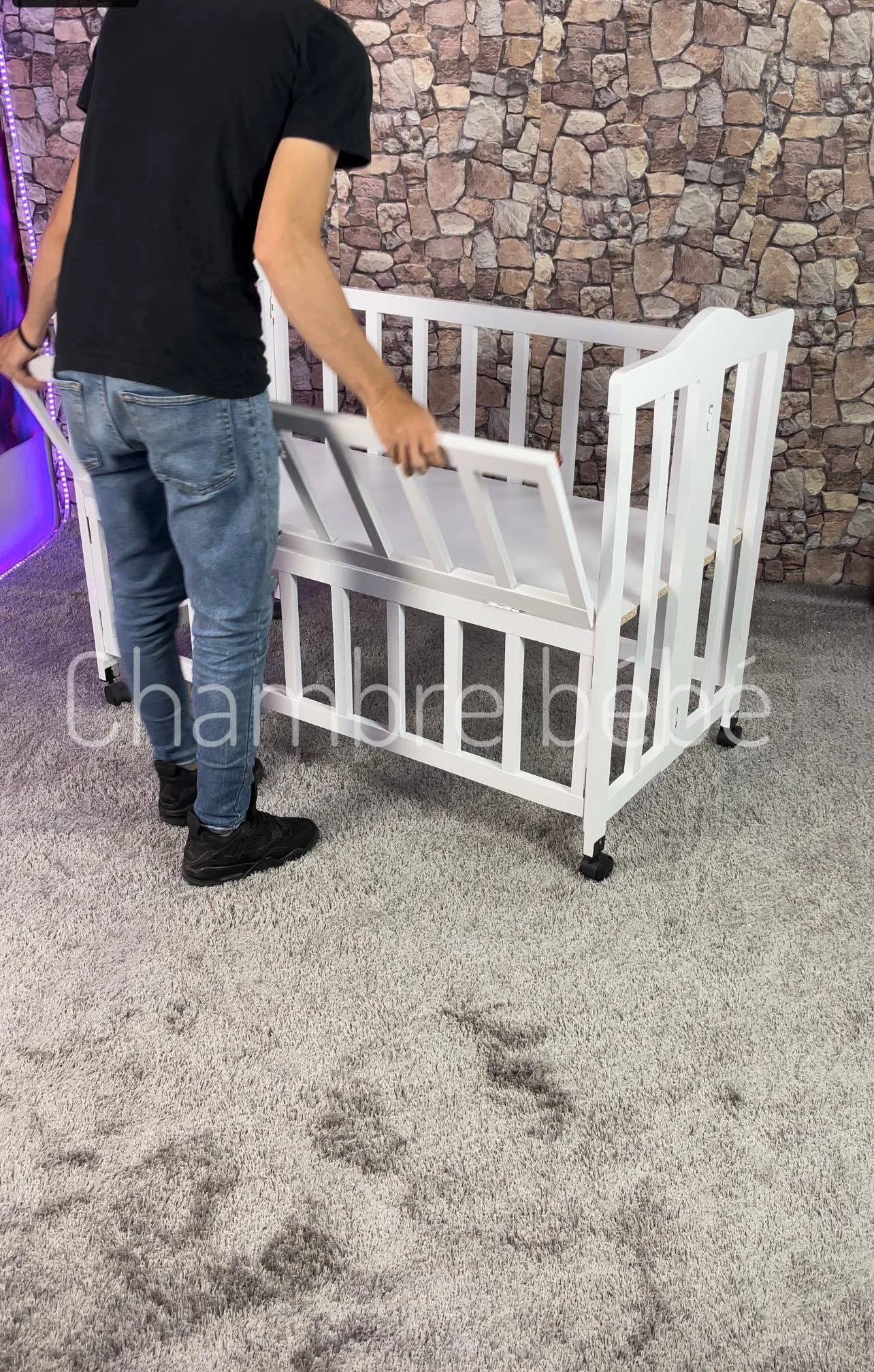 lit de bébé pliable en bois rouge