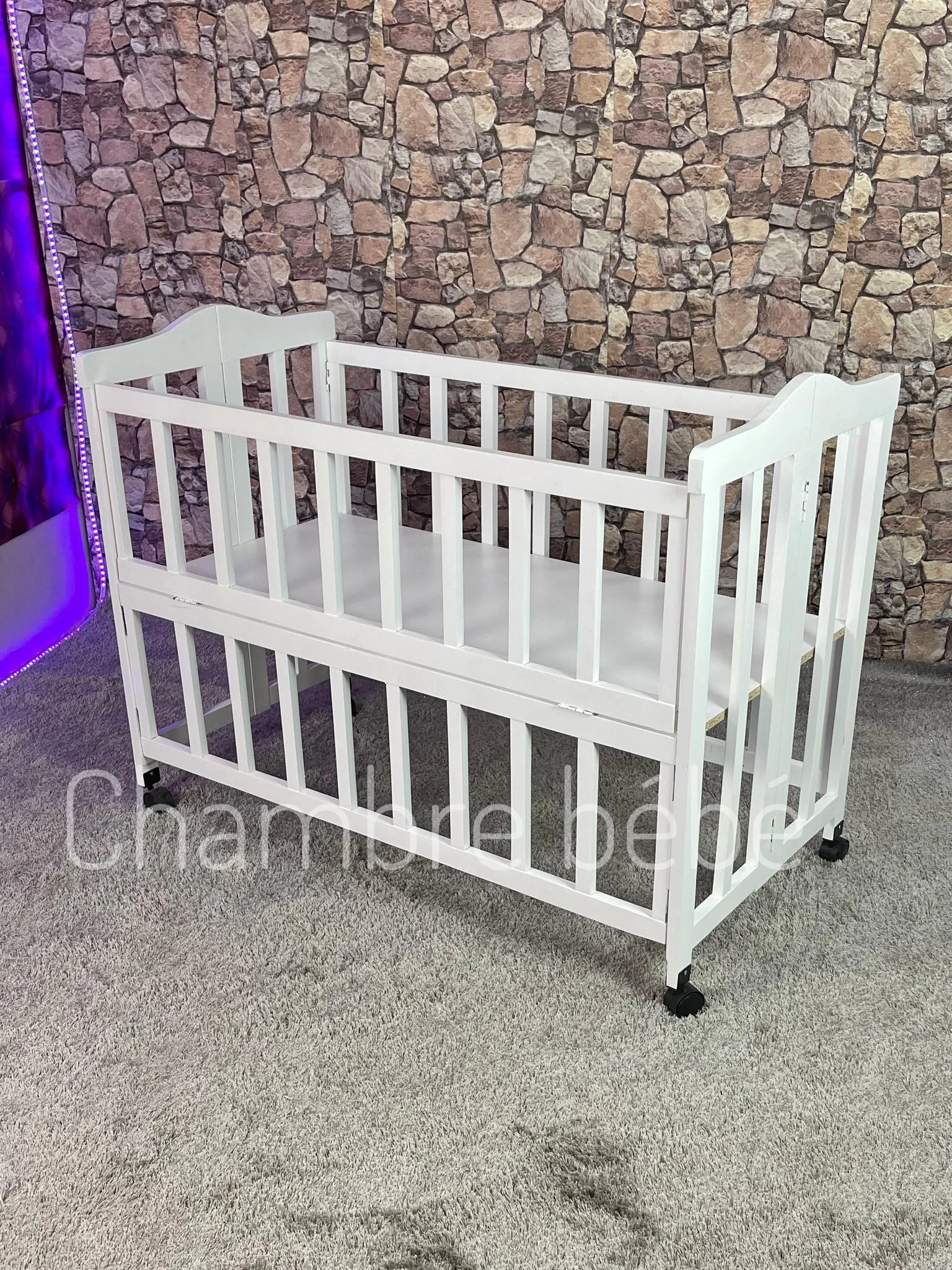 lit de bébé pliable en bois rouge