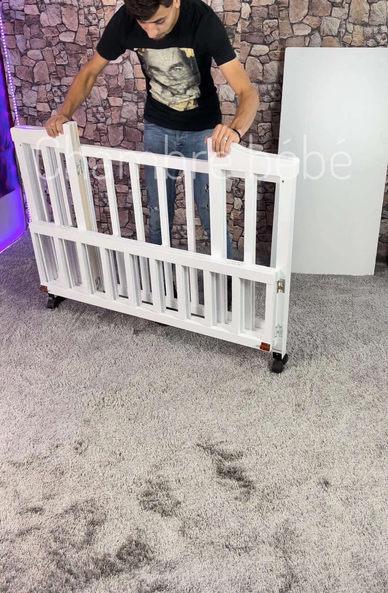 lit de bébé pliable en bois rouge