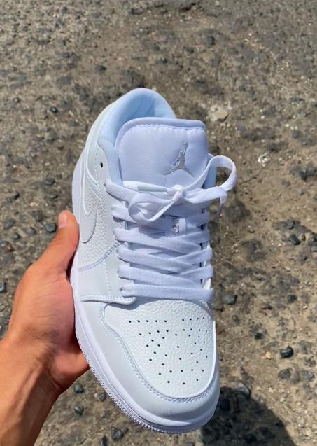 JORDAN 1 LOW TRIPLE WHITE