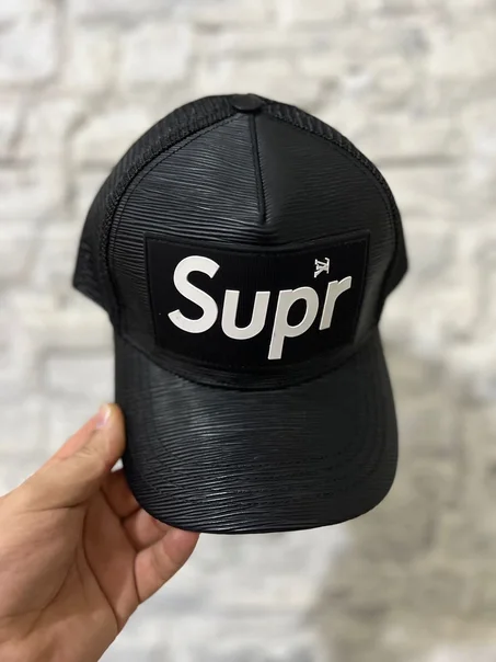 casquette semi cuir  suprême LV