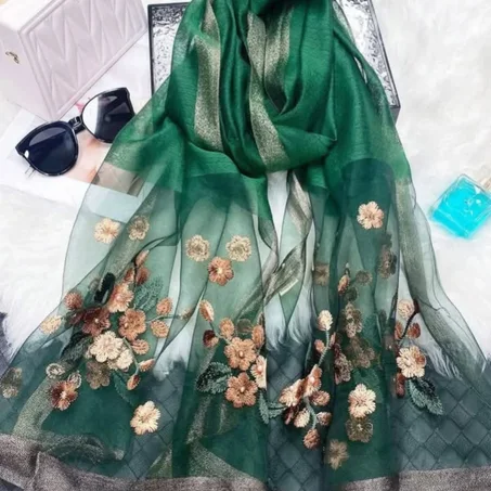 شال أخضر زمردي مطرّز بالزهور – LYMIRA