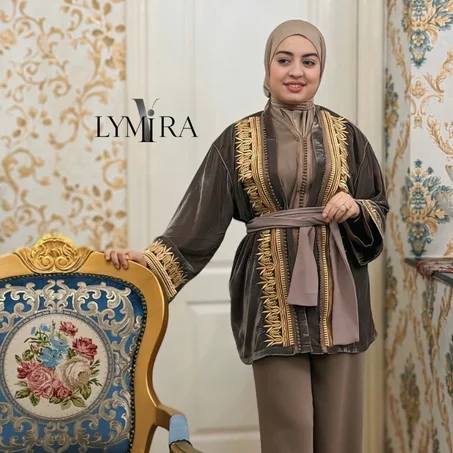 couture en velours taupe & broderies or – Édition Élégance | LYMIRA