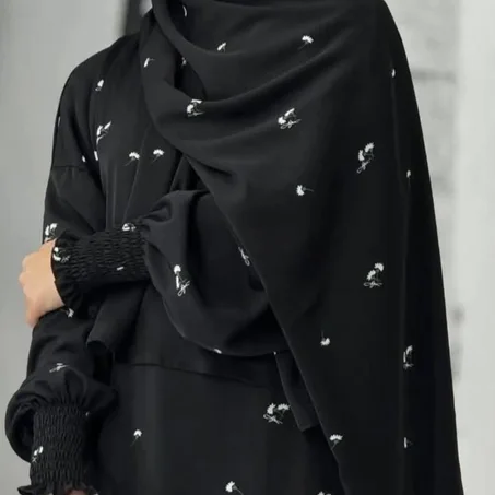 شال أسود بنقوش زهرية ناعمة – LYMIRA