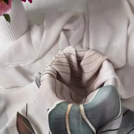 شال أبيض منقوش بخطوط فنية – LYMIRA