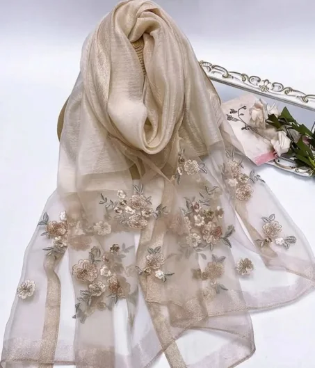 شال بيج مطرّز بالزهور – LYMIRA