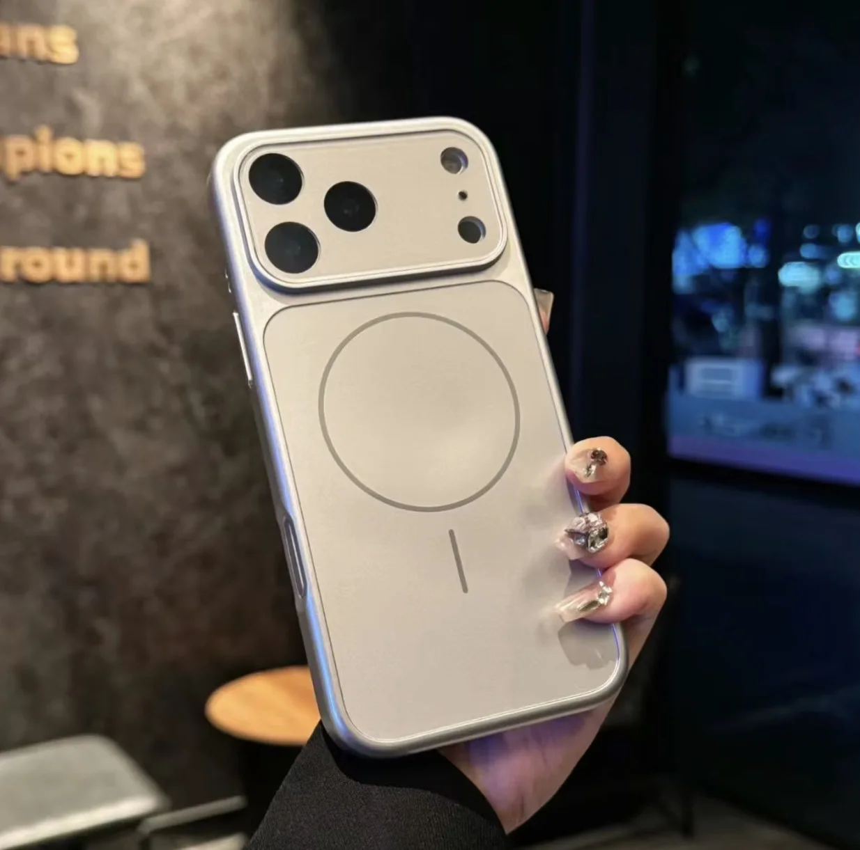 الجديد iPhone 18 Pro Max غيّر شكل هاتفك وخليه يشبه