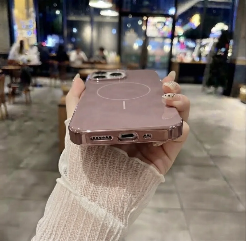 غيّري ستايل هاتفك 💗  واختاري كفر أنثوي أنيق بتدرّج وردي وبيج ولمعة فخمة ✨ إذا تحبي الستايل الناعم والفخم، هذا الكفر ليكِ