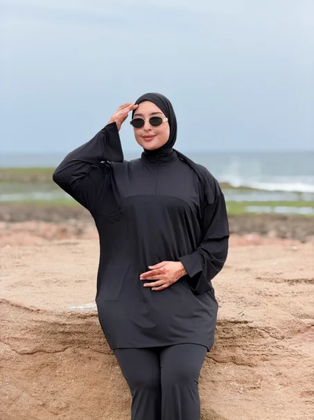 بوركيني طويل محتشم بأناقة عصرية