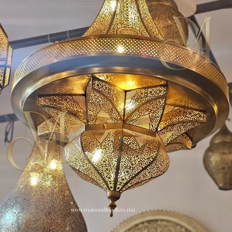 Lustre de Plafond en Laiton avec Motifs Découpés Élégants
