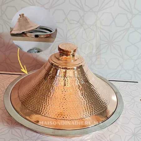 Tajine d’art en laiton ciselé. Une création unique, symbole de tradition et de raffinement.