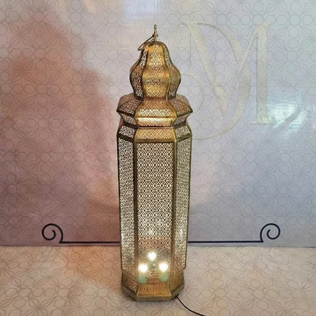 Lampe en laiton ciselé, façonnée à la main.