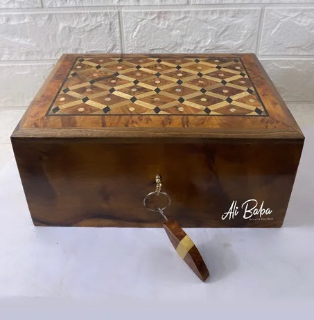 صندوق من جذر العرعار