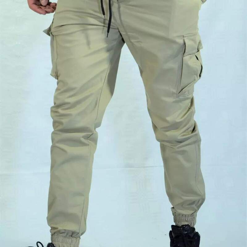 "أضف لمسة من الأناقة الكلاسيكية إلى إطلالتك مع السروال العسكري بلون البيج!