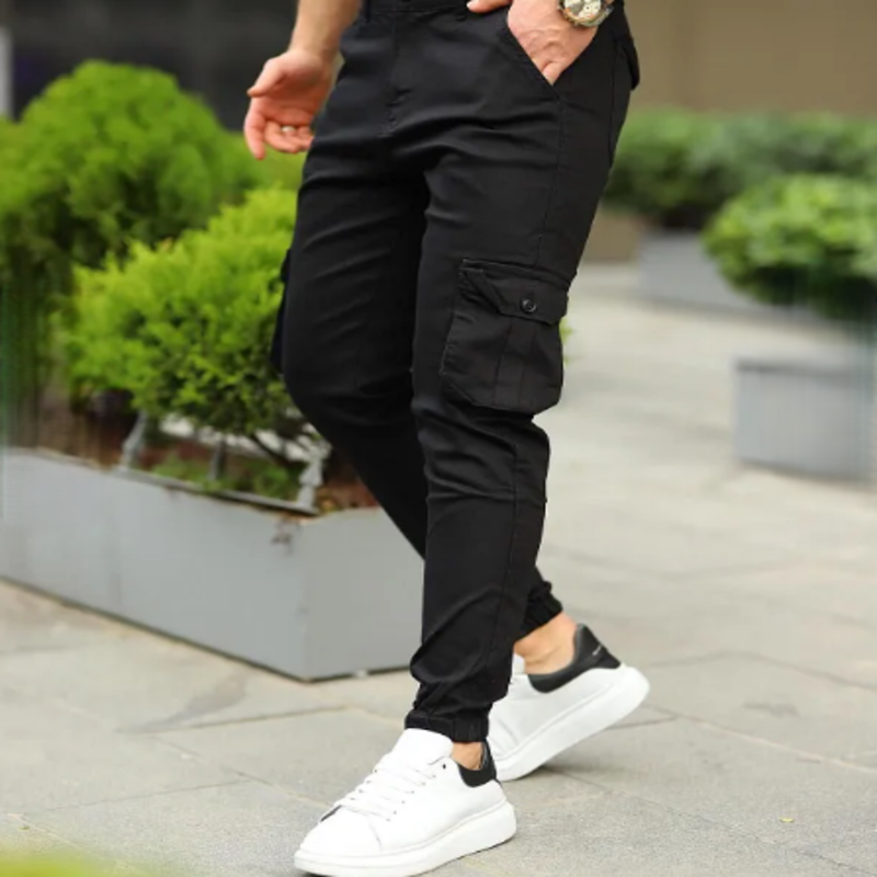 الأسود الملكي  صُمم هذا السروال ليلبي احتياجاتك العملية بتفاصيل دقيقة