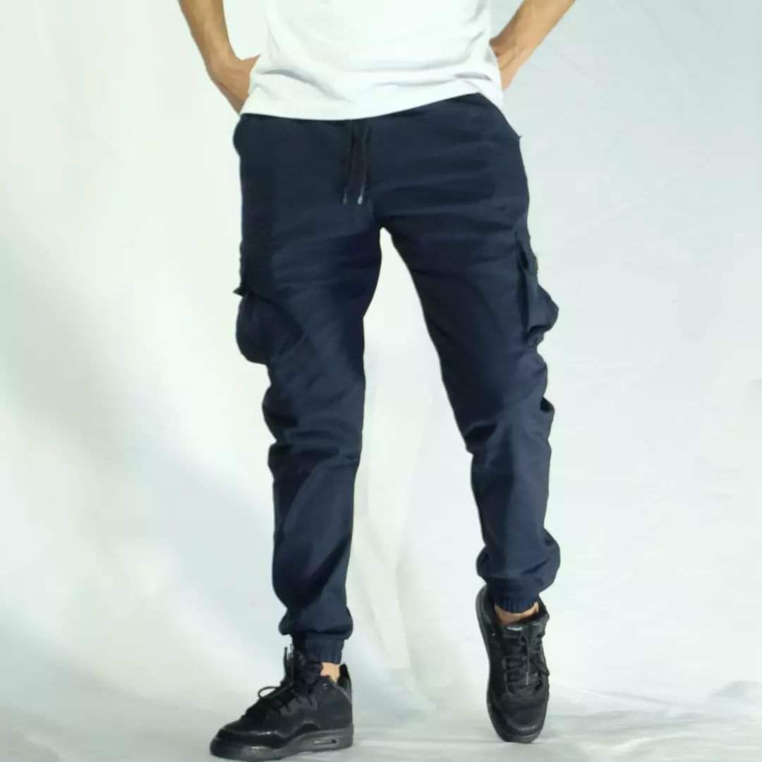 مستوى جديد من الجرأة والأناقة مع السروال العسكري باللون الأزرق البحري!