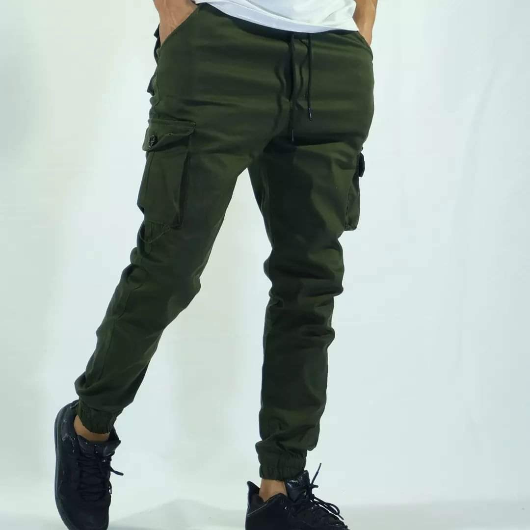 تميز هذا السروال بتصميم عملي وعصري مستوحى من الأزياء العسكرية، ليجمع بين الأداء العالي والأناقة