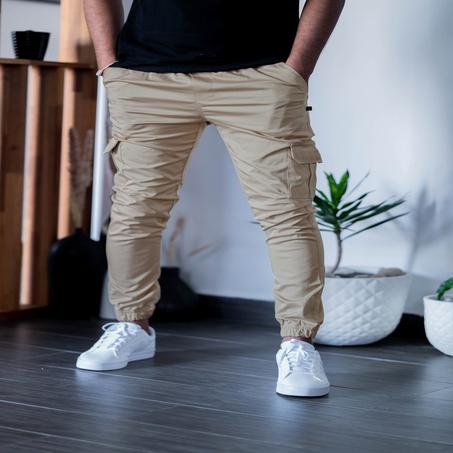 "أضف لمسة من الأناقة الكلاسيكية إلى إطلالتك مع السروال العسكري بلون البيج!