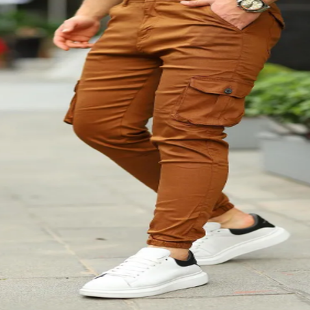 "ارتقِ بإطلالتك إلى مستوى جديد من الجرأة والأناقة مع السروال العسكري باللون   اللون كراميل