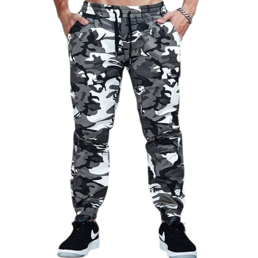 امنح مظهرك طابعًا جريئًا ومميزًا مع السروال العسكري باللونين الأبيض والأسود! صُمم هذا السروال ليتماشى مع أحدث صيحات الموضة مع الحفاظ على لمسة من الأناقة العملية. يتميز بنقشة عسكرية فريدة توفر