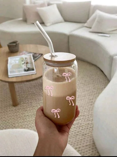 كوب زجاجي أنيق للمشروبات الباردة بطبعة الفيونكات الوردية (مع غطاء خشب ومصاص زجاجي)