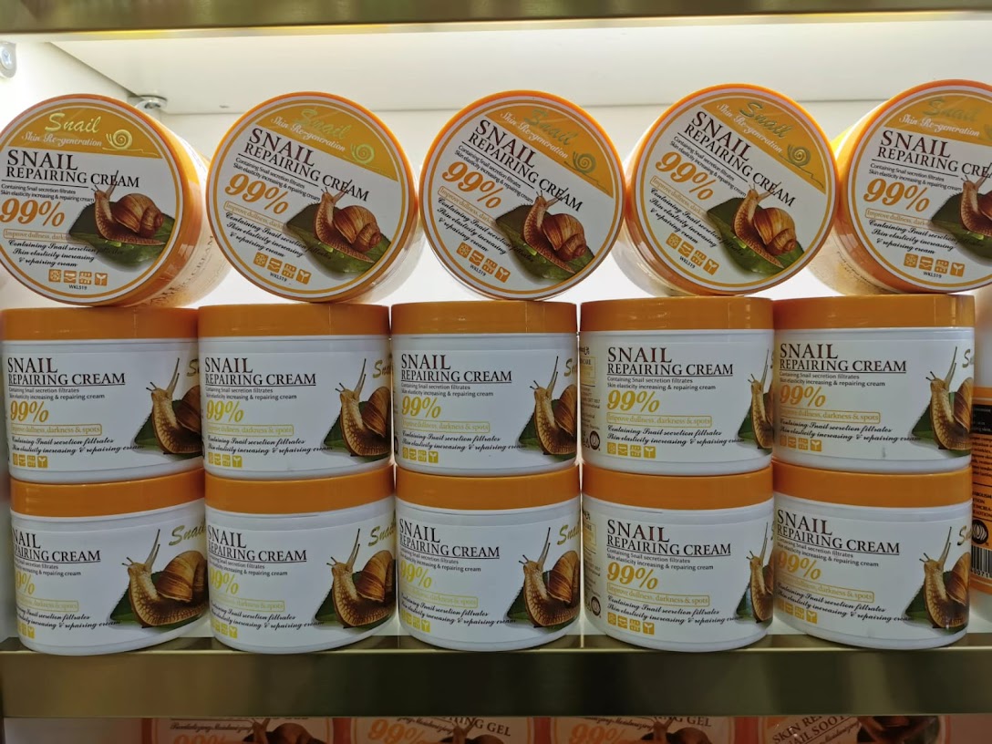 كريم الحلزون المرطب للبشرة