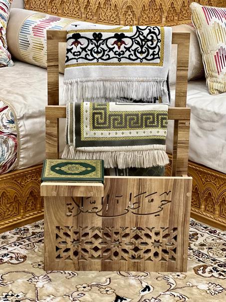 حامل السجادة والمصحف الكريم