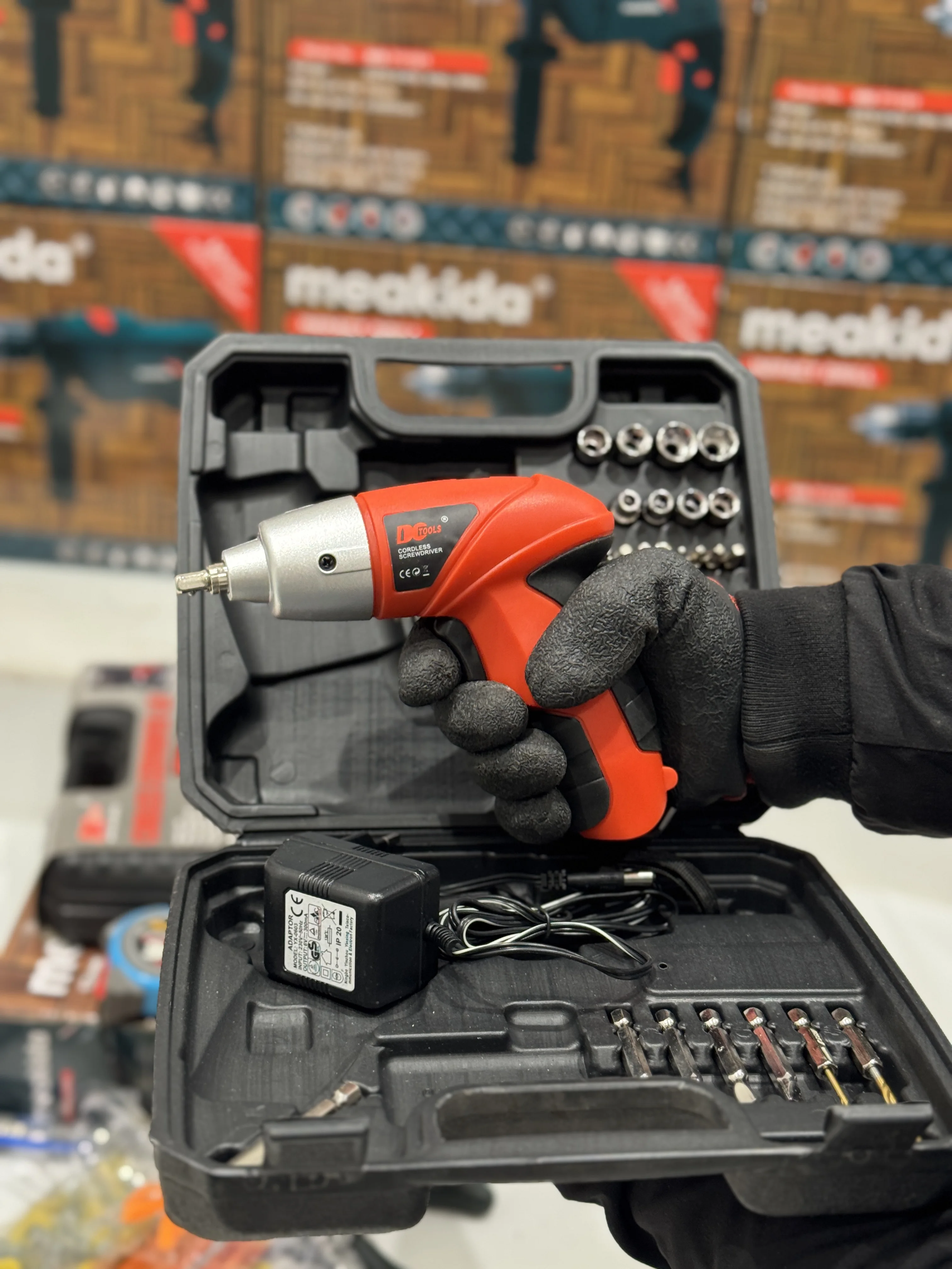 Pack HomeFIX – باقة أدوات الصيانة والبركولاج المنزلية:  شنيوور 880 وات  + فيسووز  + مجموعة أدوات متكاملة