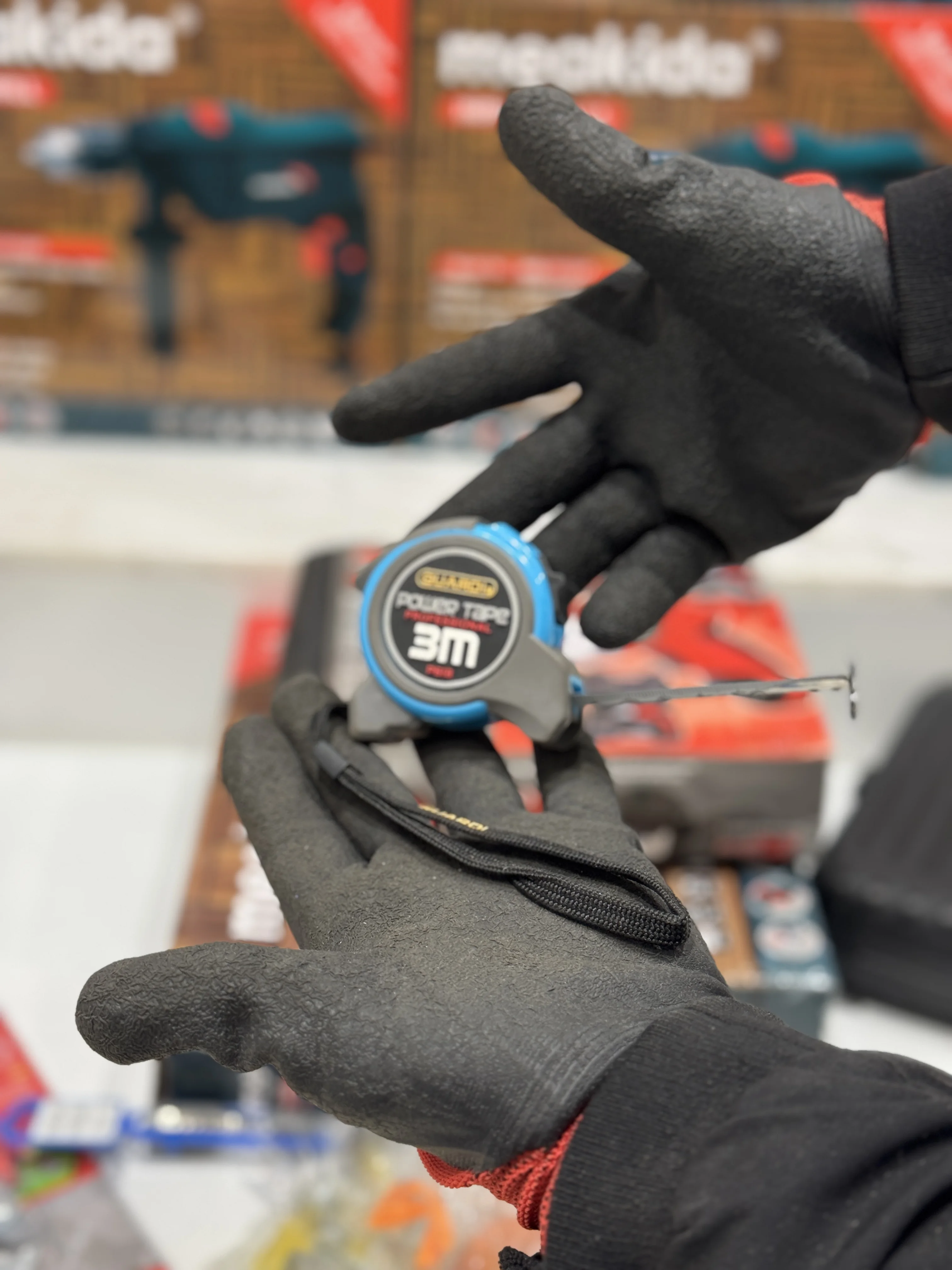 Pack HomeFIX – باقة أدوات الصيانة والبركولاج المنزلية:  شنيوور 880 وات  + فيسووز  + مجموعة أدوات متكاملة