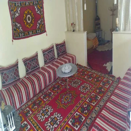 أستوديو رائع ذو مساحة كبيرة فيه مناظر  طبيعية وتحف خزفية Un magnifique studio avec un grand espace avec aménagement paysager et céramique