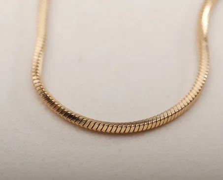 𝐶ℎ𝑎𝑖𝑛𝑒 𝑒𝑛 𝑜𝑟 𝑒𝑡 𝑎𝑐𝑖𝑒𝑟 𝑖𝑛𝑜𝑥𝑦𝑑𝑎𝑏𝑙𝑒 𝑝𝑜𝑢𝑟 𝑓𝑒𝑚𝑚𝑒𝑠