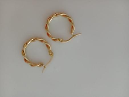 اقراط حلقية ملتوية