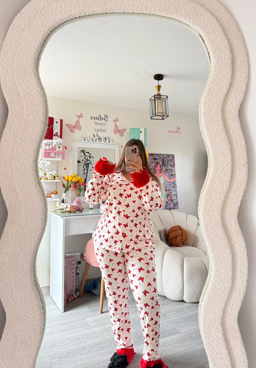 بيجامة نسائية فاخرة بالفراشات والريش – ناعمة وأنيقة للمسة ليلية مثالية