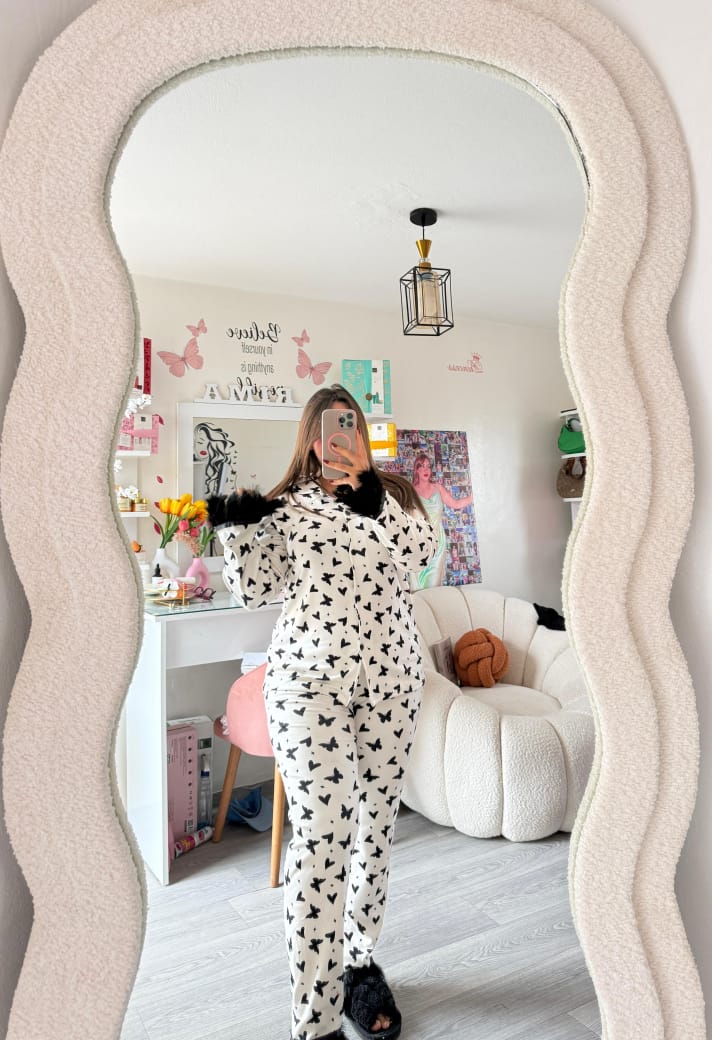 بيجامة نسائية فاخرة بالفراشات والريش – ناعمة وأنيقة للمسة ليلية مثالية