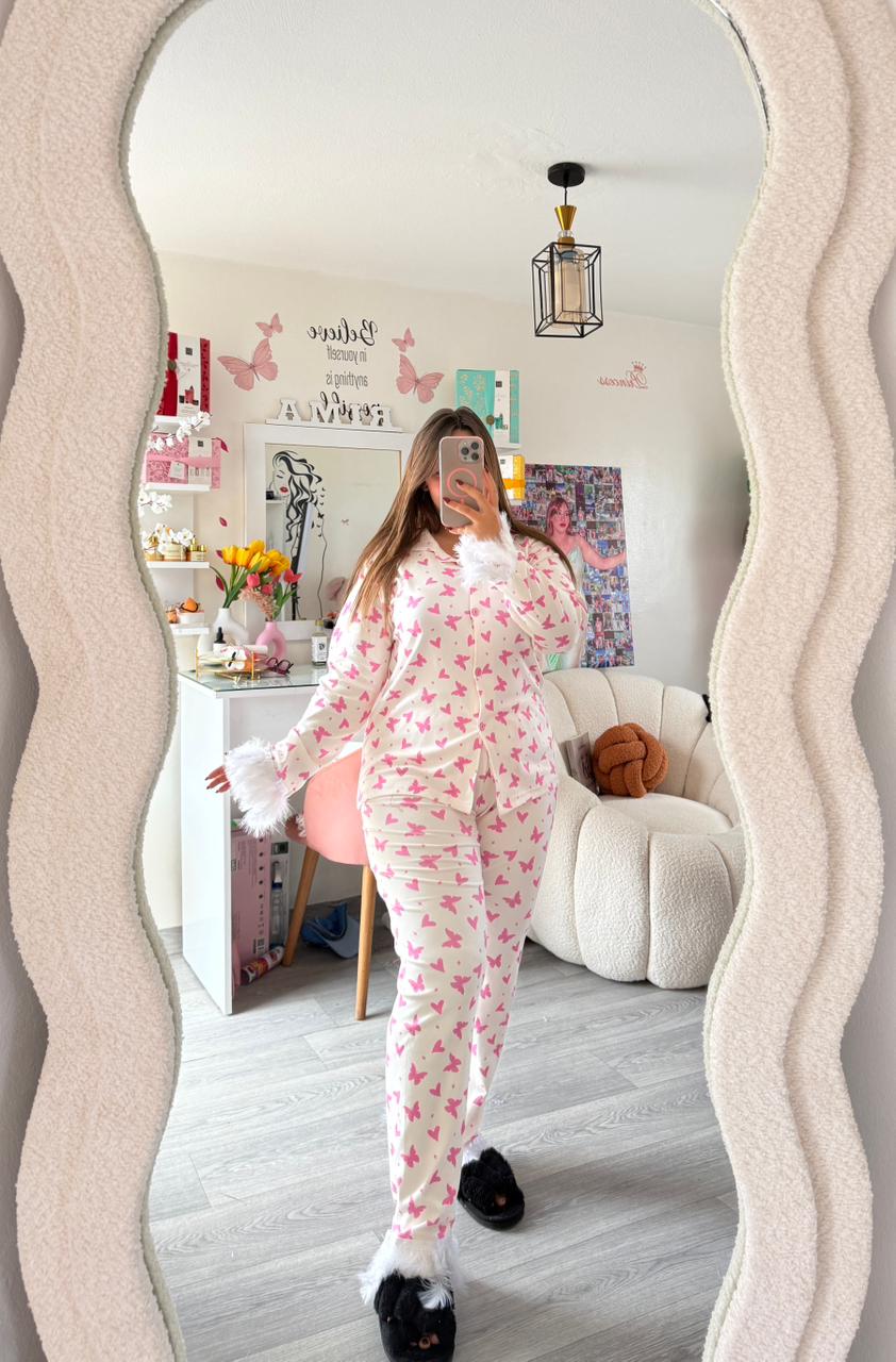 بيجامة نسائية فاخرة بالفراشات والريش – ناعمة وأنيقة للمسة ليلية مثالية