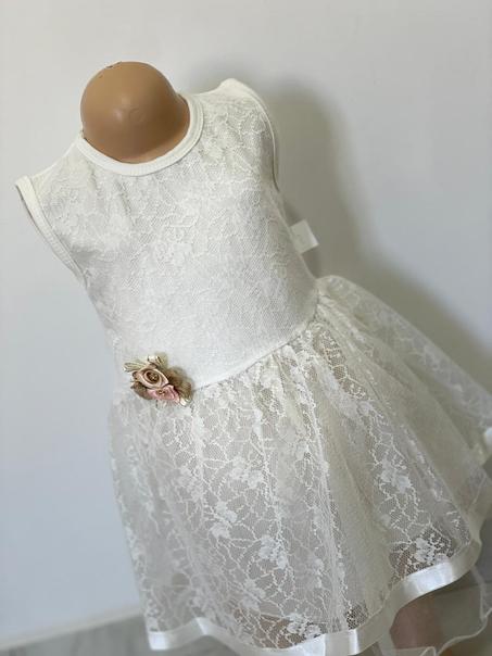 فستان أبيض بدون أكمام