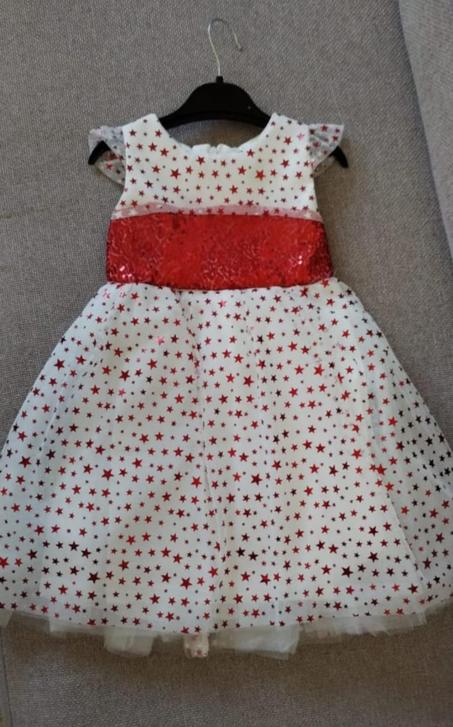 فستان أبيض مع شريط أحمر في الوسط