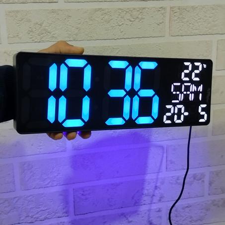"ساعة حائط رقمية: دقة، إضاءة متغيرة، وتحكم عن بُعد في متناول يدك!