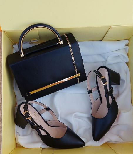 صندل ذو كعب عالي مع حقيبة يد جلد | High-heeled sandals with a leather handbag