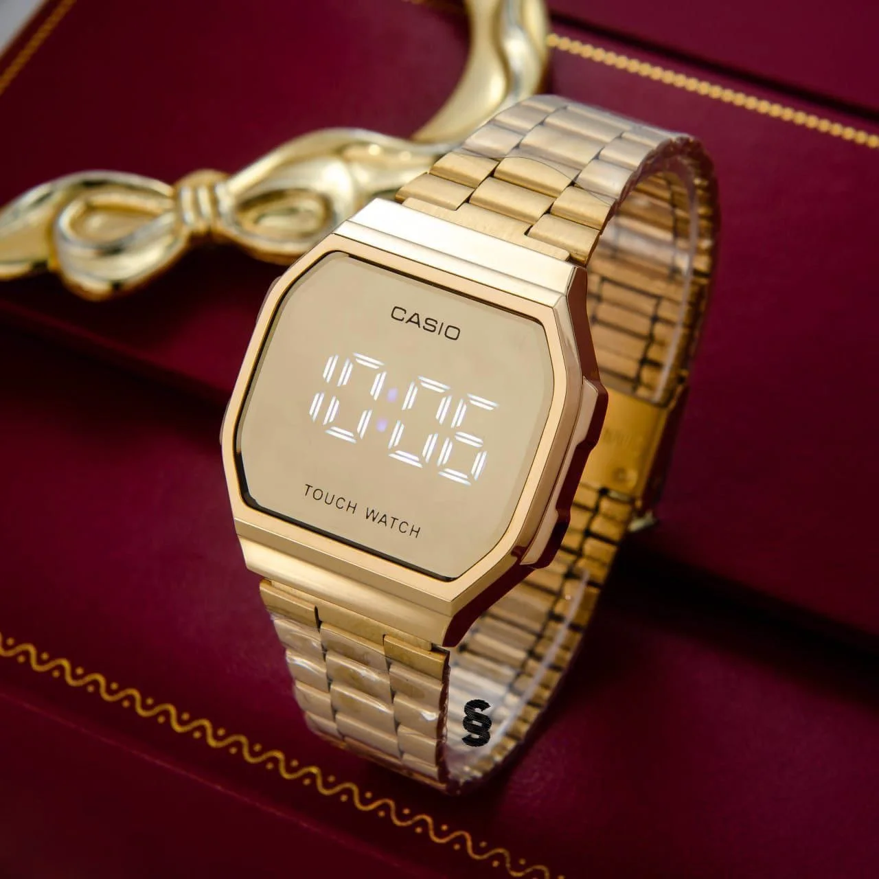 Montre CASIO dorée pour femme avec écran tactile