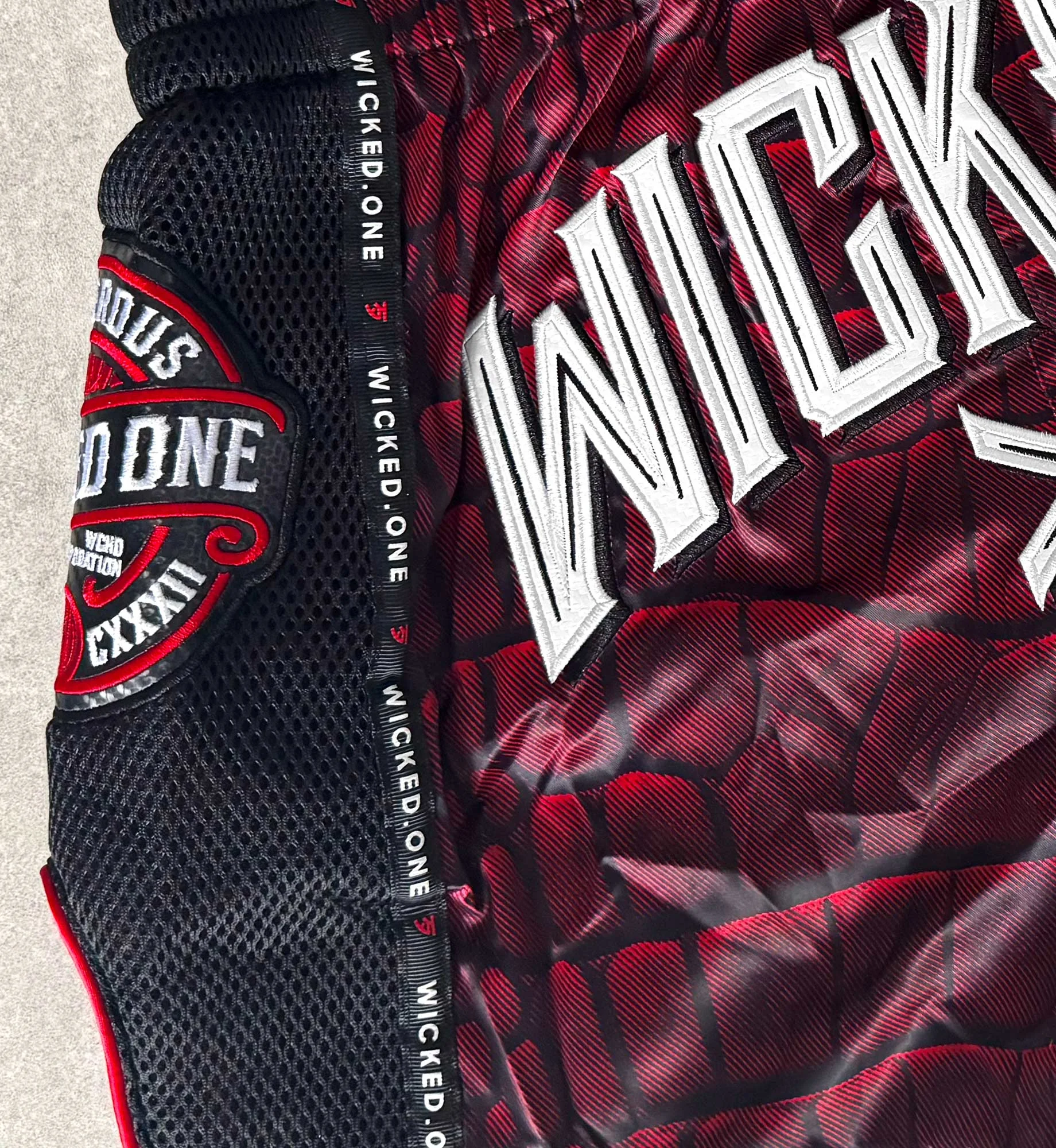 MUAY THAI SHORTS CAIMAN RED