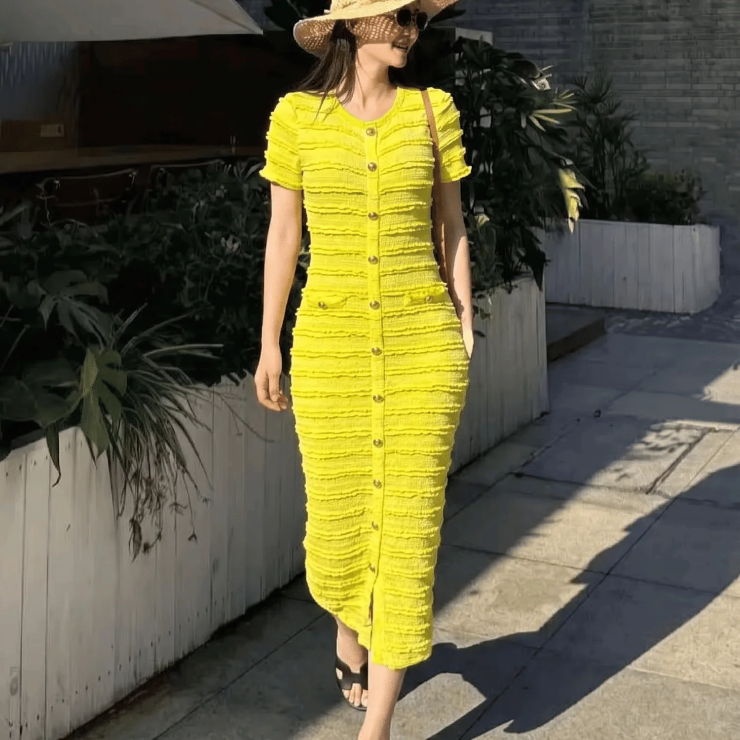فستان أصفر راقي بتفاصيل أزرار ذهبية 💛✨